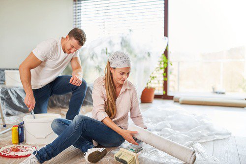 Paar renoviert Wohnung