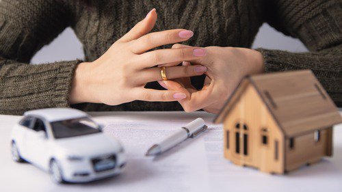 Person zieht Ehering vom Finger