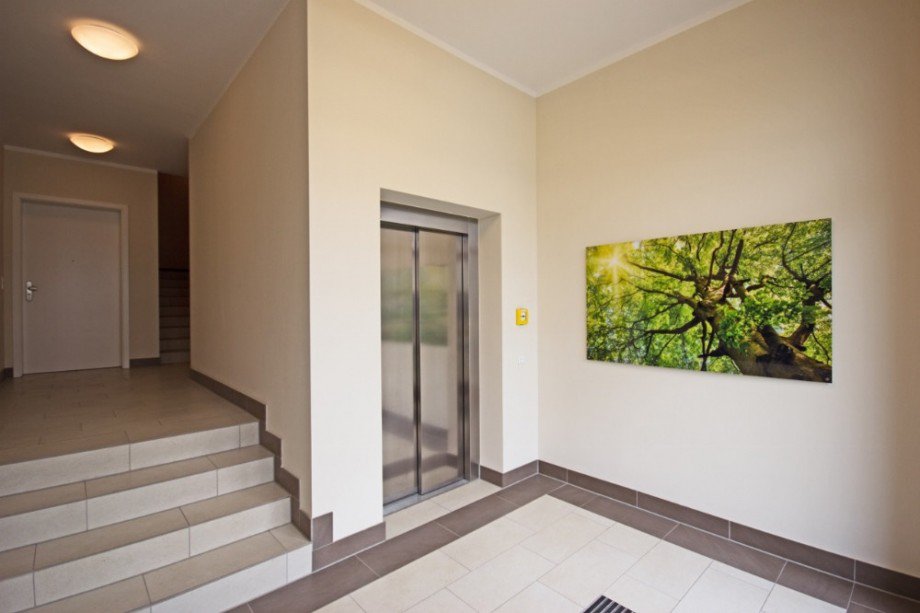 Entree mit Fahrstuhl Etagenwohnung Berlin