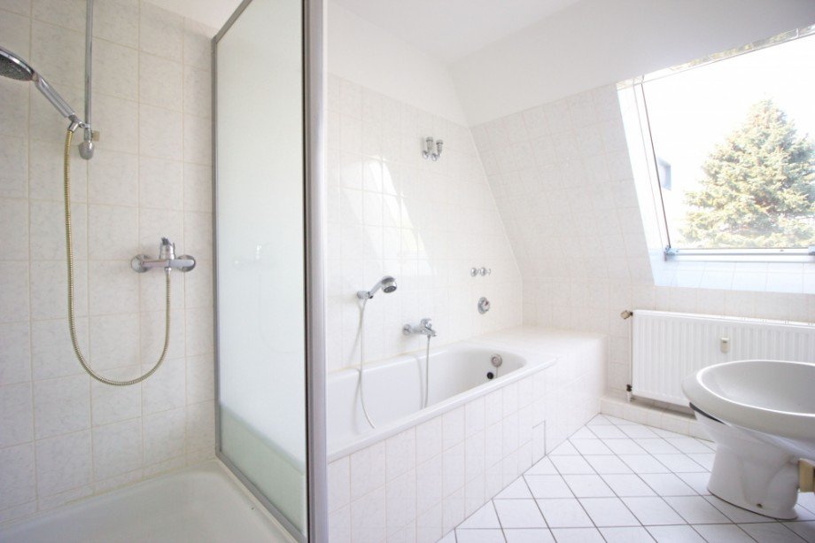 Bad mit Wanne & Dusche Dachgeschosswohnung Berlin