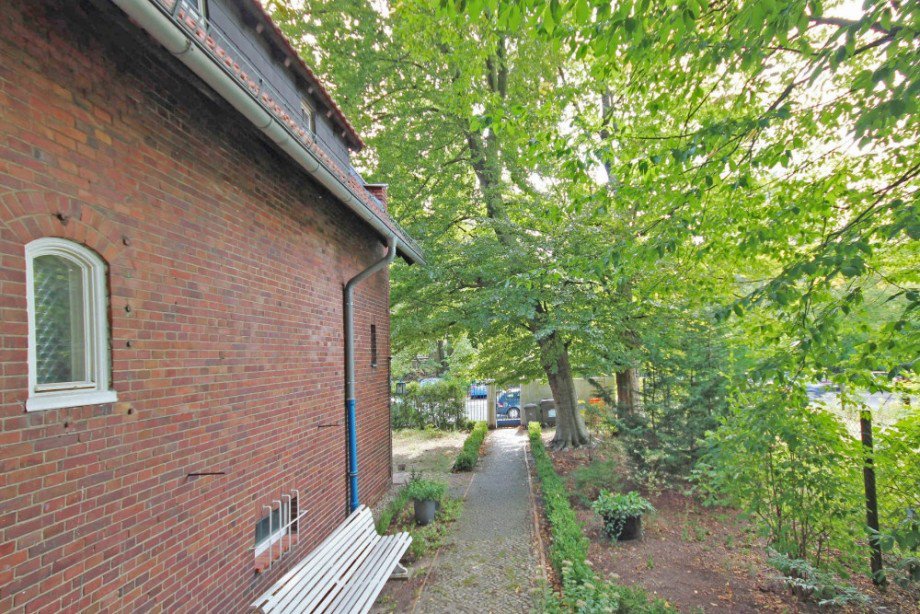 Blick in Richtung Vorgarten Mehrfamilienhaus Berlin