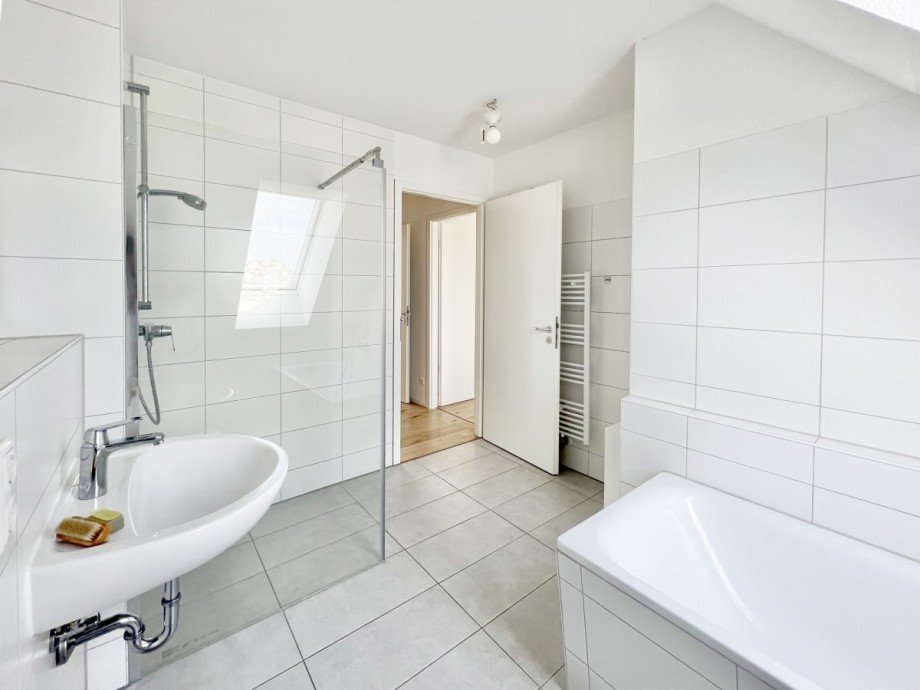 ... mit Wanne & Dusche Doppelhaush�lfte Potsdam / Golm