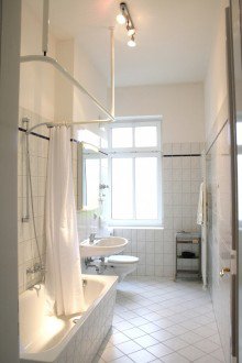 Badezimmer Wohnen zwischen Kiez und Spreeufer! Begehrte Altbaukomfortwohnung
