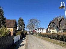 Ansicht Stra�e Grundst�ck in der Nachbarschaft zum kleinen See- �berraschend anders - naturnah - in Sch�nefeld !