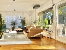 Wohnzimmer EG 2 x Terrasse + 2 x Wohnen + 2 x K�che + 2 x Bad + 4 x Schlafen = �berraschend viel Platz auf 220 m�
