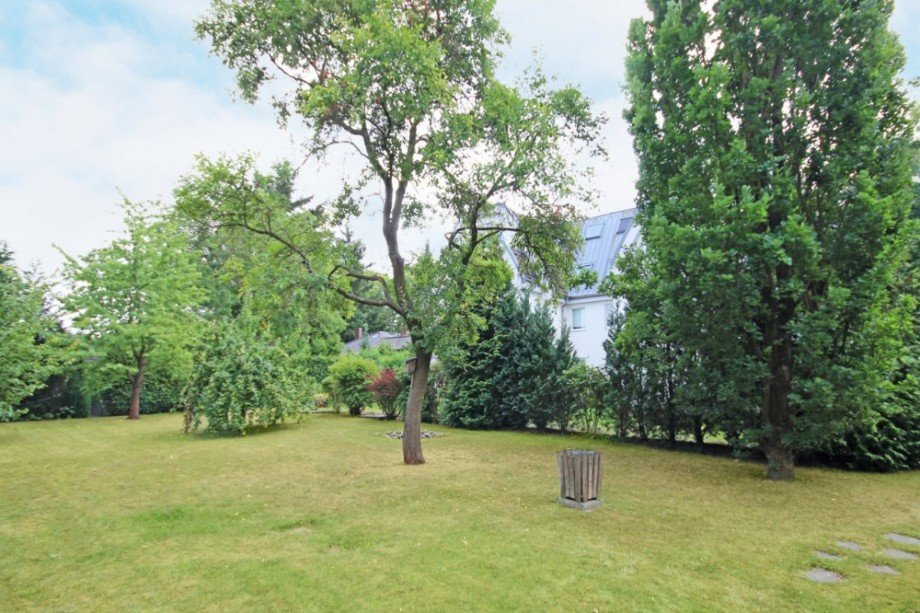 Sommeransicht - gro�es Gartengrundst�ck Dachgeschosswohnung Berlin / Heiligensee