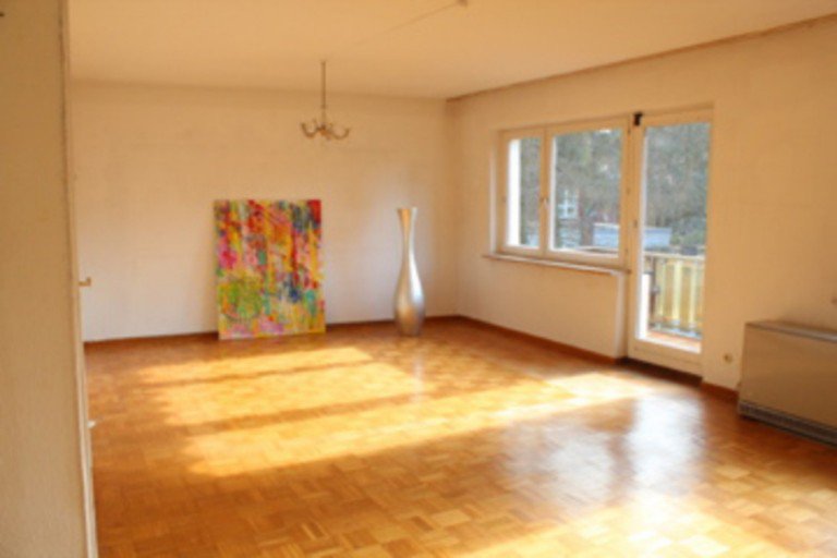 sonniges Wohnzimmer Berlin Nikolassee Etagenwohnung Selbst modernisieren und am Kaufpreis sparen! 2-Zimmer-Wohnung mit winterlichem Seeblick!