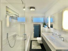 Badezimmer 2 x Terrasse + 2 x Wohnen + 2 x K�che + 2 x Bad + 4 x Schlafen = �berraschend viel Platz auf 220 m�