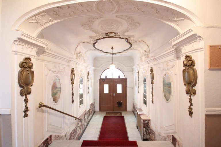 Repr�sentatives Entr�e Berlin Friedenau Dachgeschosswohnung Wohnen im Baudenkmal - Sonnige Dachwohnung zum Sofortbezug **Provisionsfrei**