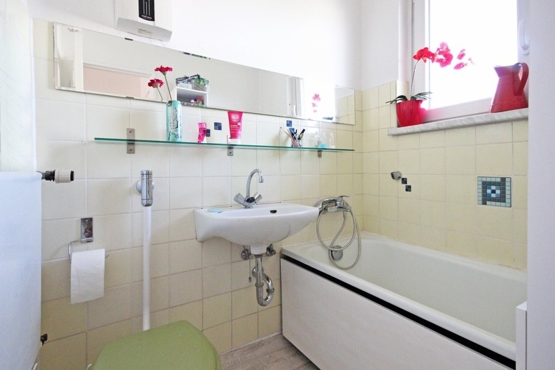 Blick ins Bad Etagenwohnung Berlin