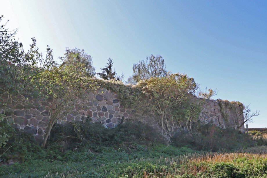 ca. 20 m lange Mauerseite Feldsteinscheune Bauernhaus Vollrathsruhe / Hallalit