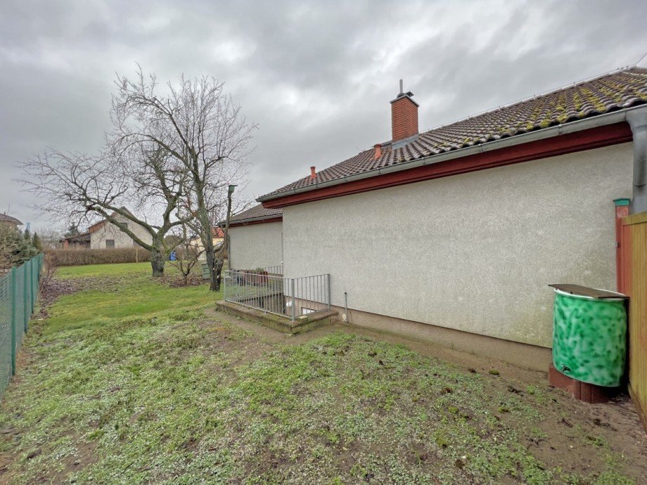 Westseite mit Kellerzugang Bungalow Strausberg