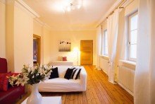 hohe Decken, sch�ne Holzb�den Landhaus mit viel Platz auf 3 Etagen **8 Zimmer + 2 Hobbyr�ume** gro�er Garten in S�dlage!!