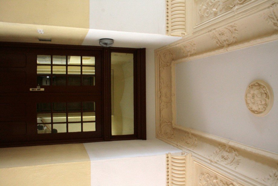 Treppenhaus mit Stuck.JPG Etagenwohnung Berlin Moabit