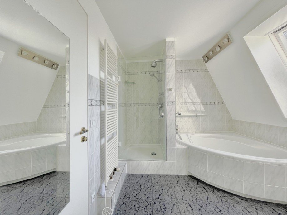 gro�es Badezimmer ... Maisonettewohnung Berlin