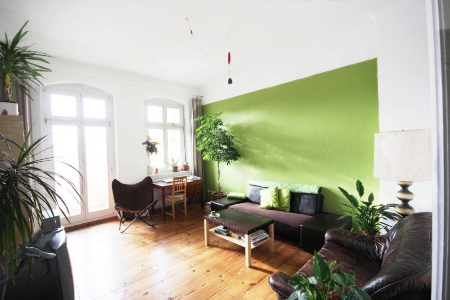 Wohnzimmer mit Balkon Etagenwohnung Berlin Friedrichshain