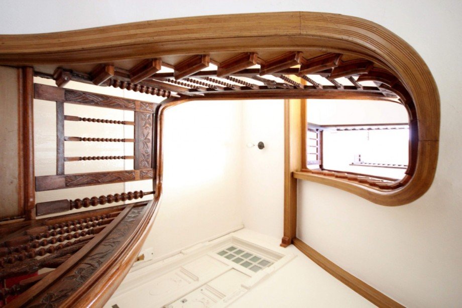 Aufgang mit Holzschnitzereien Dachgeschosswohnung Berlin Friedenau