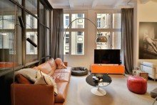 Wohnbereich mit Ledersofa von Le Corbusier Extravagantes Loft in Berlin-Kreuzberg ** - erlesen und stilvoll - ideal zum Wohnen & Arbeiten**