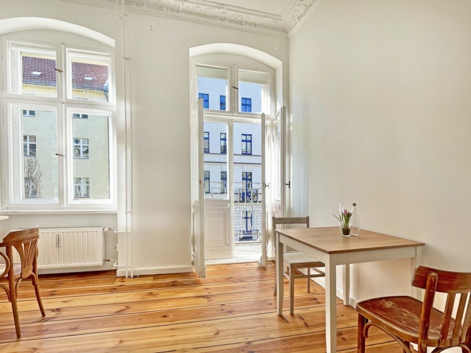 & sonniger Balkon Etagenwohnung Berlin