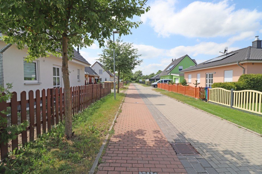 Stra�enansicht Wohngrundst�ck Sch�nefeld