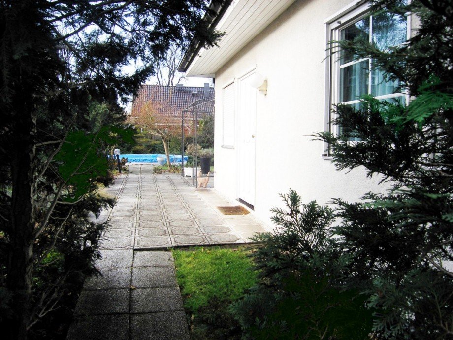 Blick zum pool.jpg Einfamilienhaus Berlin Bohnsdorf