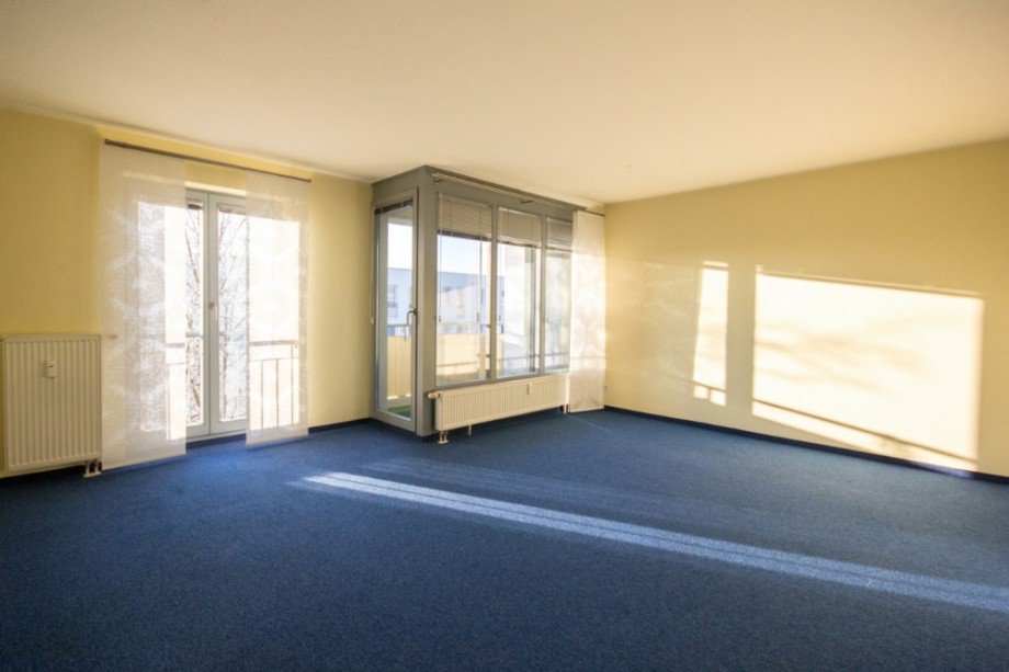 sonniges Wohnzimmer mit Loggia Etagenwohnung Berlin