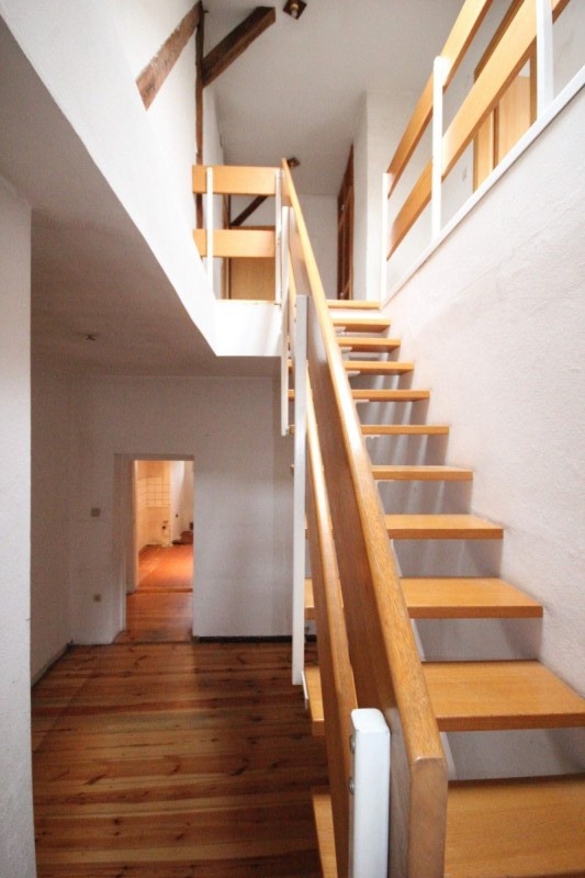 WE OG+Atelier: Treppe zum Atelier Mehrfamilienhaus Berlin