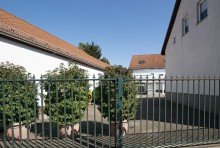 Einfahrt mit abschlie�baren Tor Sehr gepflegte Gewerbefl�che in Berlin-Wartenberg