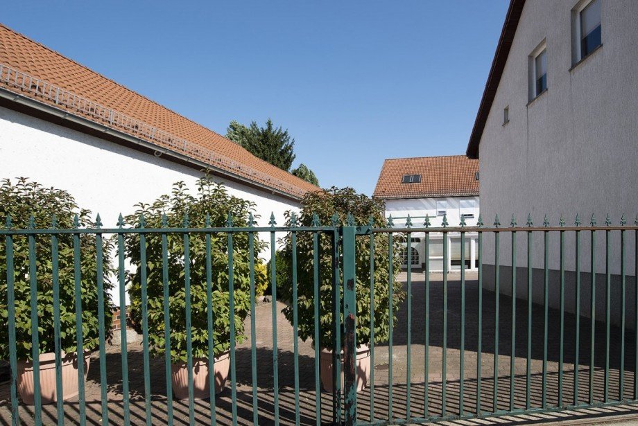 Einfahrt mit abschlie�baren Tor B�rofl�che Berlin