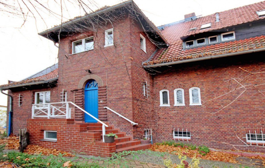 Seitenansicht des Geb�udes mit Haupteingang Mehrfamilienhaus Berlin