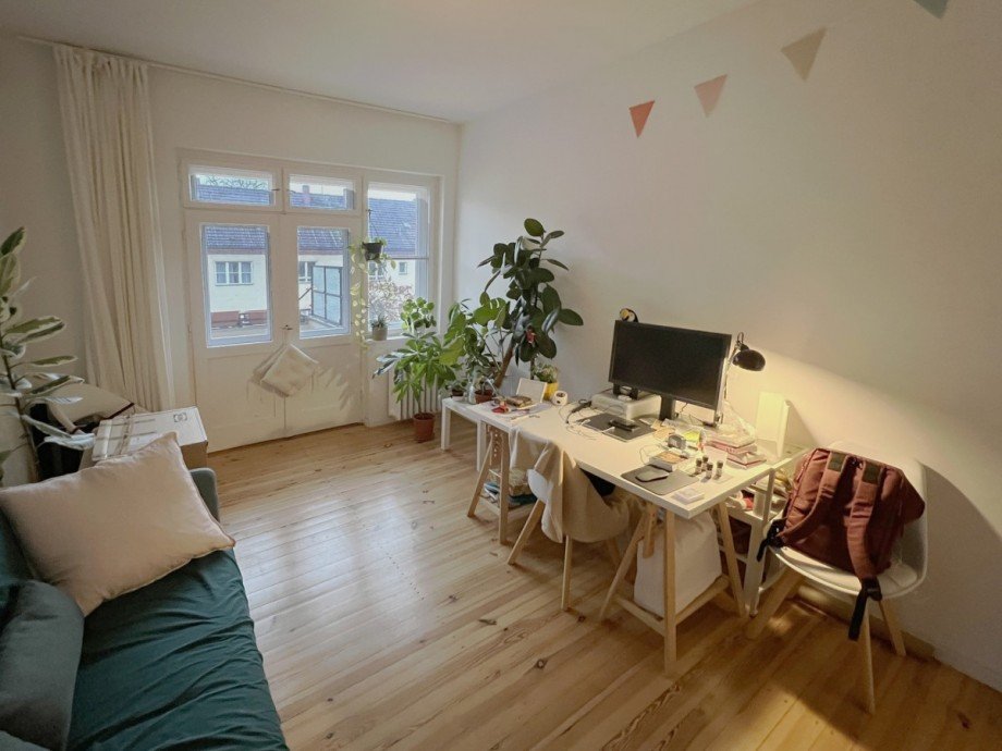 Wohnzimmer mit Zugang zur Loggia Etagenwohnung Berlin