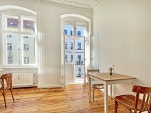 & sonniger Balkon M�blierte Altbauwohnung in beliebter Kiezlage! 
** Hier k�nnen Sie sofort einziehen **