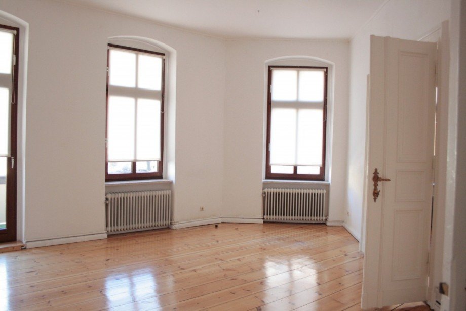 Zimmer 2 mit Balkon.jpg Etagenwohnung Berlin Mitte