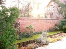 Grundst�cksmauer.jpg Oase f�r gestresste Gro�st�dter