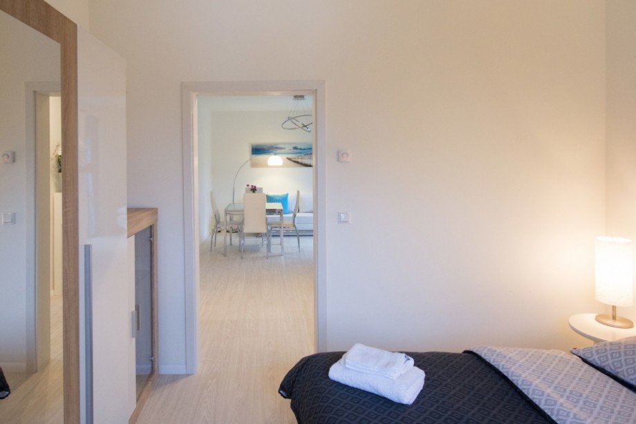 Schlafzimmer 1 u. Blick zum Wohnzimmer Etagenwohnung Sch�nefeld
