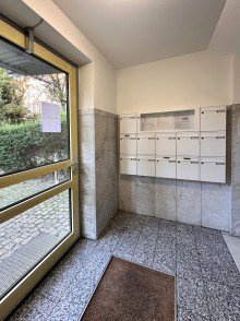 Hauseingang Kapitalanlage zwischen Biotop und BER in Sch�nefeld