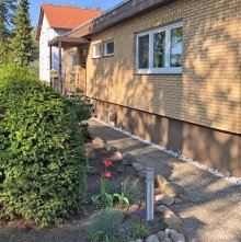 Stra�enansicht 2 x Terrasse + 2 x Wohnen + 2 x K�che + 2 x Bad + 4 x Schlafen = �berraschend viel Platz auf 220 m�