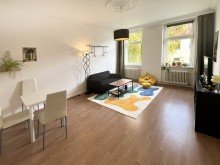 sonniges Wohnzimmer mit Gr�nblick Sch�neberger Altbau! Mittendrin und doch entspannt: Diese Kapitalanlage begeistert dreifach! 