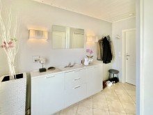 Eingangsbereich 2 x Terrasse + 2 x Wohnen + 2 x K�che + 2 x Bad + 4 x Schlafen = �berraschend viel Platz auf 220 m�