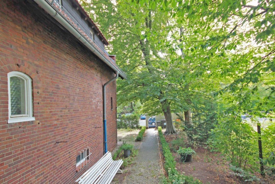 Blick in Richtung Vorgarten Mehrfamilienhaus Berlin