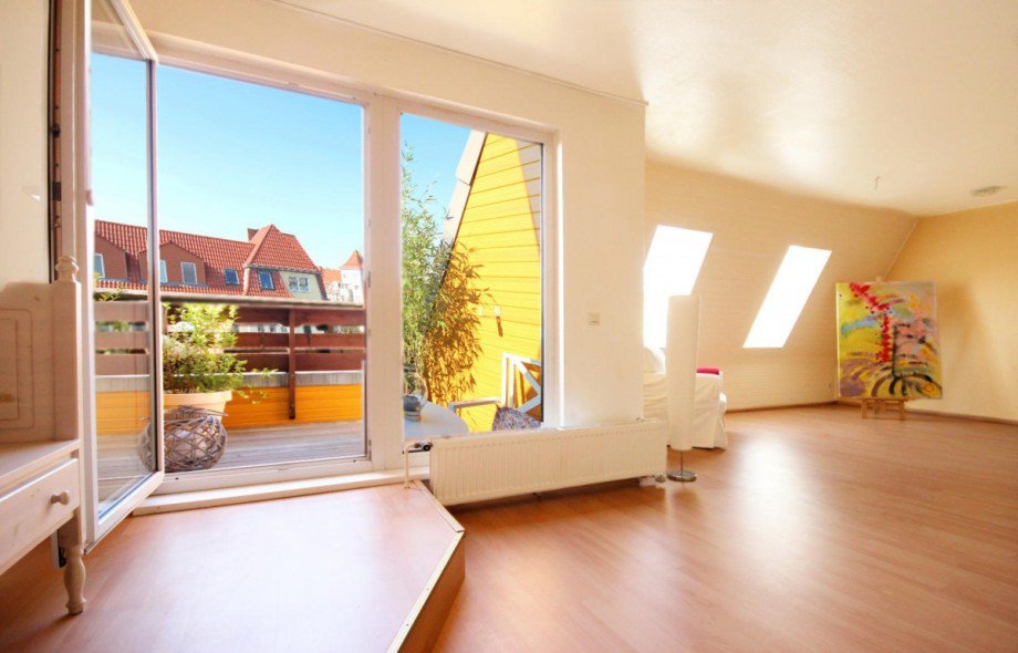 Wohnzimmer mit Balkon Dachgeschosswohnung Berlin Siemensstadt