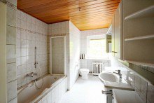 WE OG: Badezimmer IM ALLEINAUFTRAG ! Ehemalige Fabrikantenvilla mit 4 Wohneinheiten - voll vermietet - !