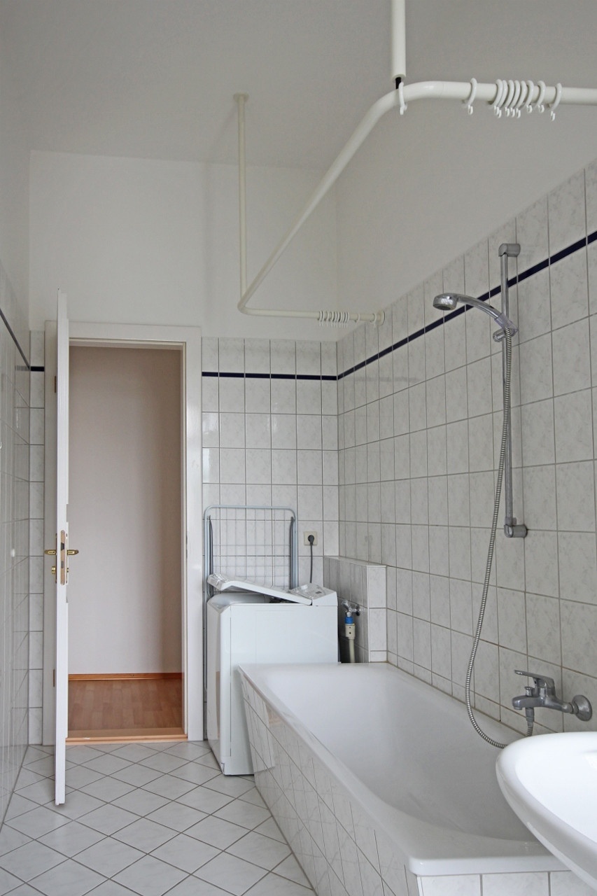 Bad Blick zur T�r Etagenwohnung Berlin Treptow