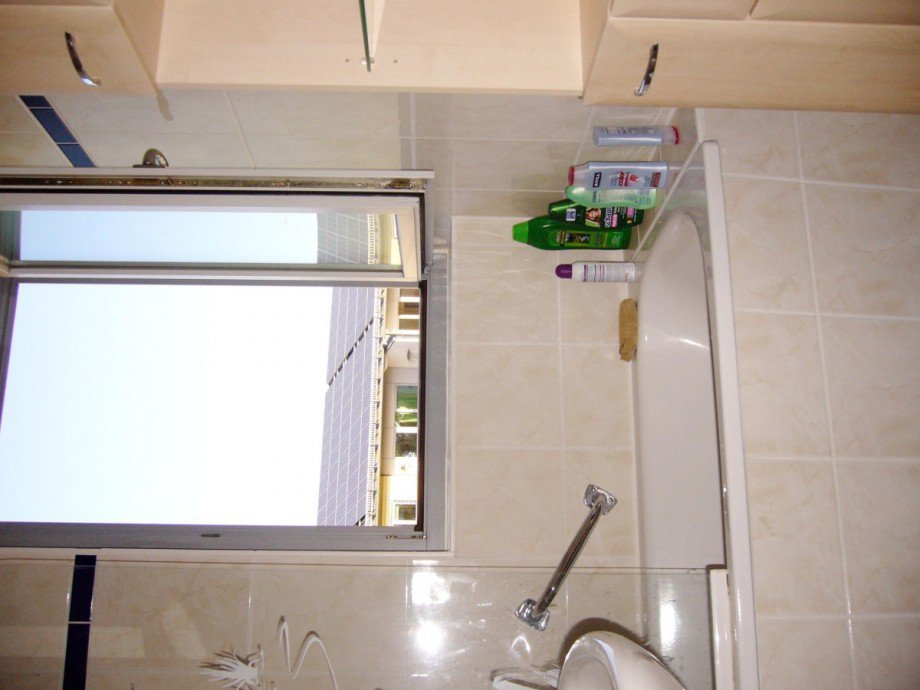 Bad mit Fenster.jpg Dachgeschosswohnung Berlin Niedersch�nhausen