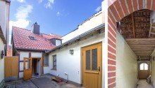 Innenhof mit T�sche und Durchgang zum Garten Wohnen am Burgmuseum in Plau am See ! Nur wenige Minuten von der Altstadt entfernt !