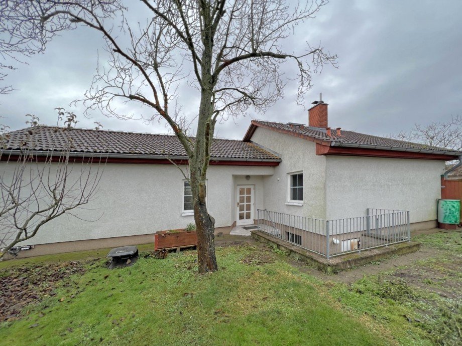 Hausansicht Westseite Bungalow Strausberg