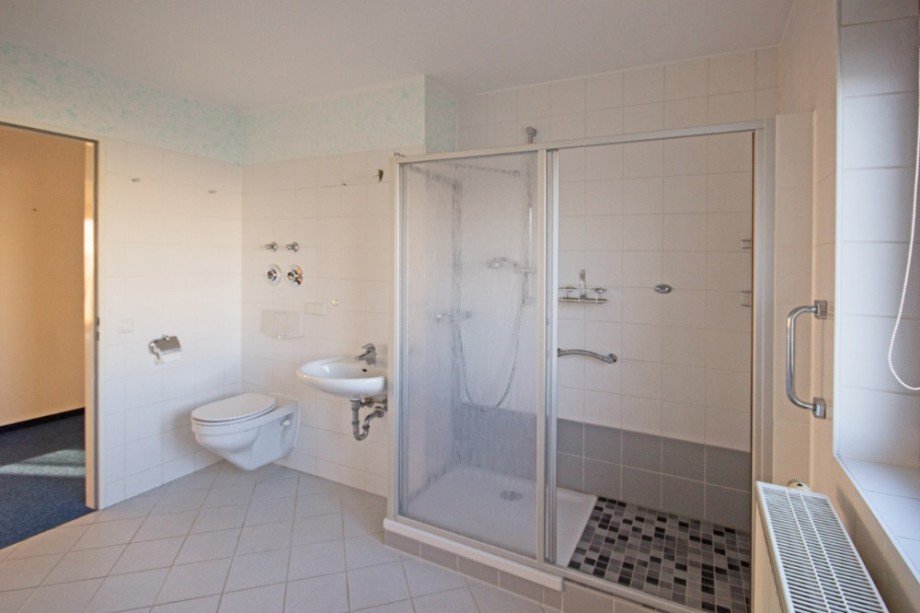 gro�es Duschbad Etagenwohnung Berlin