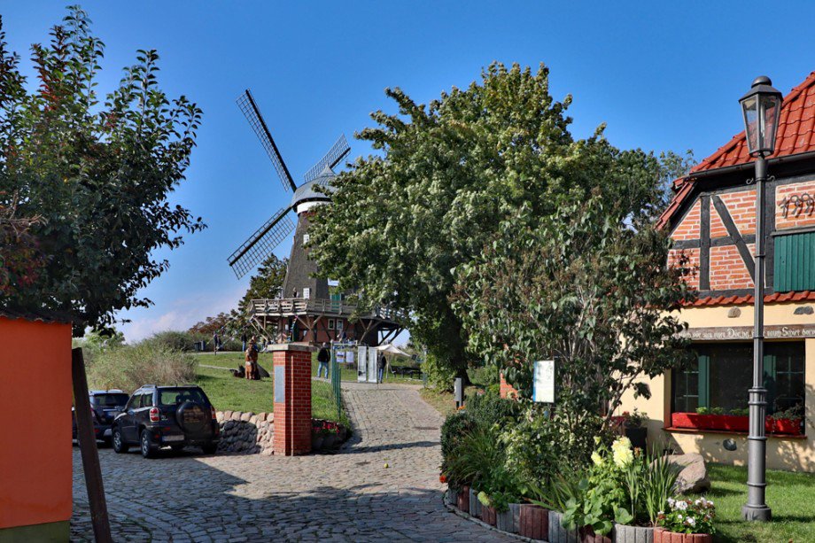 Seitenstra�e Mehrfamilienhaus R�bel/M�ritz