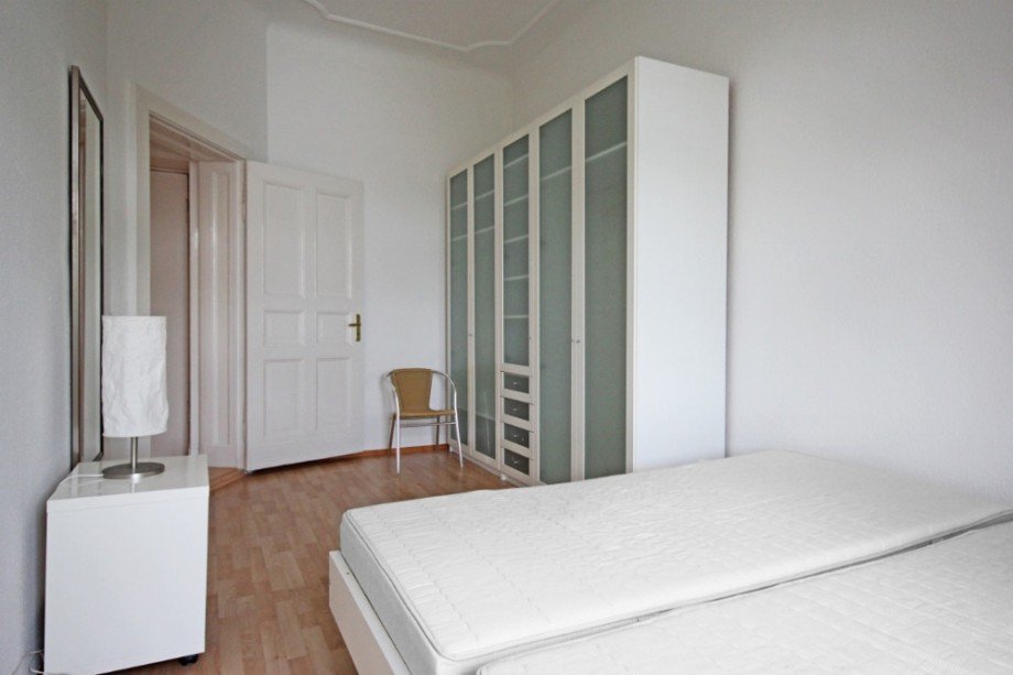 Schlafzimmer - Blick zur T�r Etagenwohnung Berlin Treptow