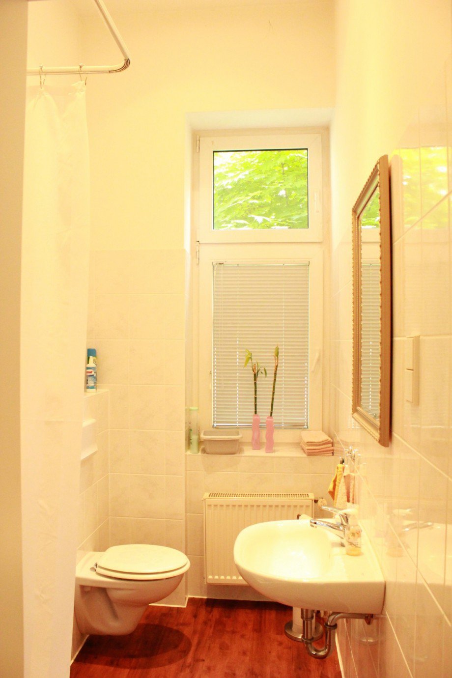 hell gefliestes Duschbad Etagenwohnung Berlin Lichtenrade